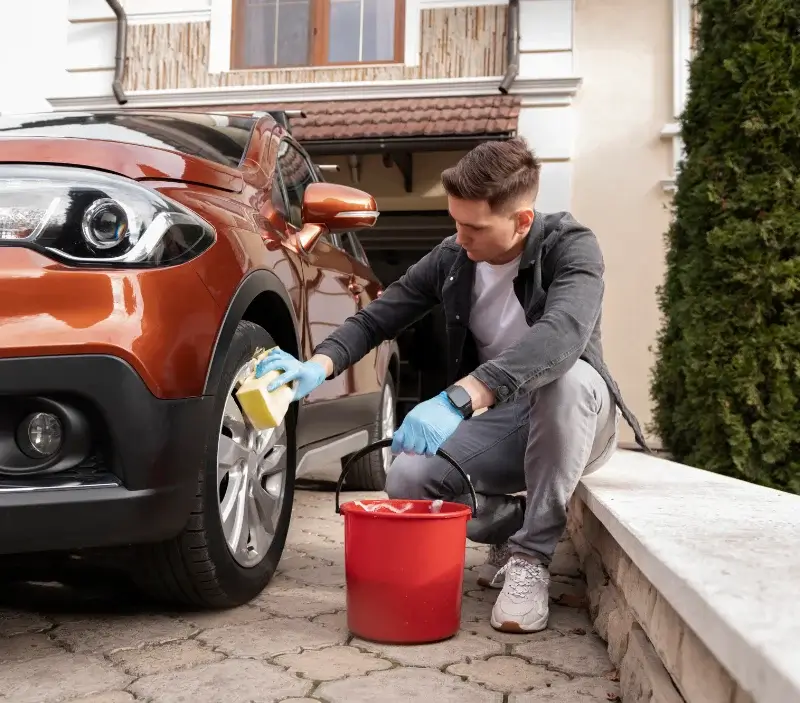 Lavage auto à domicile Saint-Chély-d'Apcher : professionnel intervenant sur un véhicule
